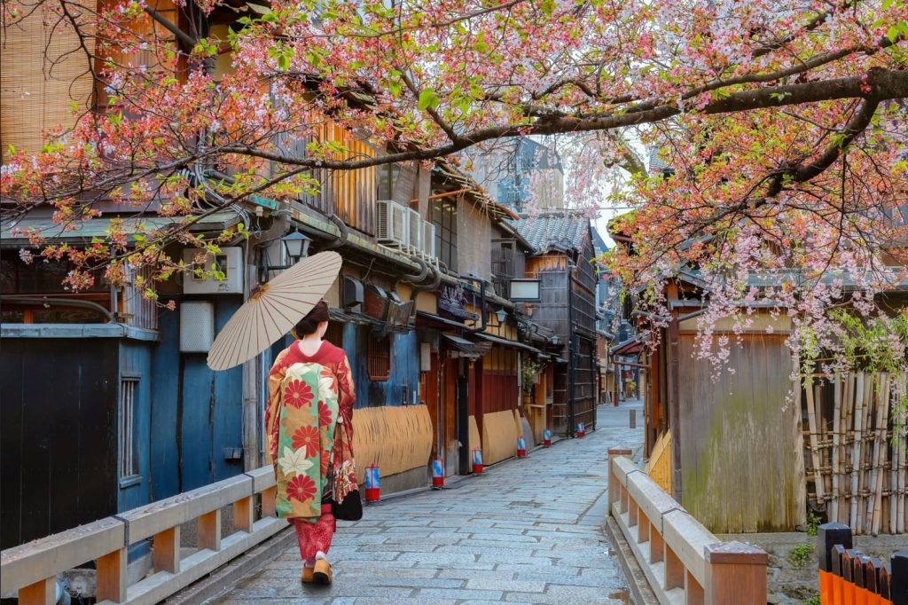 A geisha walking in Kyoto’s Gion district-min